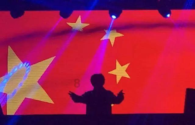 逃离残破的船只